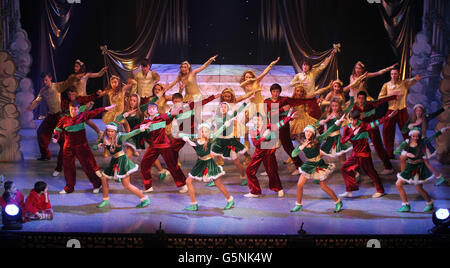 Les danseurs de l'école Billie Barry Stage se produisent à un service spécial de chants en aide à l'organisme de bienfaisance www.kids-argentina.org au Gaïety Theatre. Dublin, Irlande. Banque D'Images