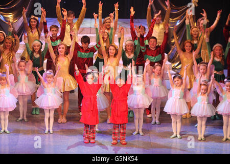 Les danseurs de l'école de Billie Barry Stage se produisent à un service spécial de carol en aide à l'association caritative www.kids-argentina.org au Gaiety Theatre, Dublin, Irlande. Banque D'Images