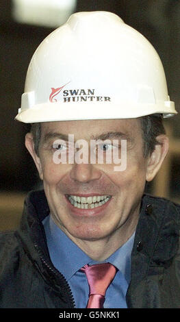 Le premier ministre Tony Blair porte un chapeau de sécurité lors d'une visite au chantier naval Swan Hunter à Tyneside. Des travaux ont commencé au chantier sur les ordonnances du ministère de la Défense de construire deux navires pour la flotte auxiliaire royale. * ... et le président de cour Yaap Kroese a déclaré que l'entreprise, qui emploie plus de 700 personnes, était en cours d'exécution pour augmenter son carnet de commandes. Banque D'Images