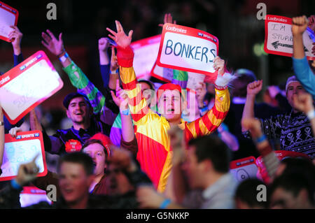 Fléchettes - Championnats du monde de fléchettes Ladbrokes.com - quatrième jour - Alexandra Palace.Les fans de fléchettes vêtus de fantaisie lors du Championnat du monde des fléchettes Ladbrokes.com à Alexandra Palace, Londres. Banque D'Images