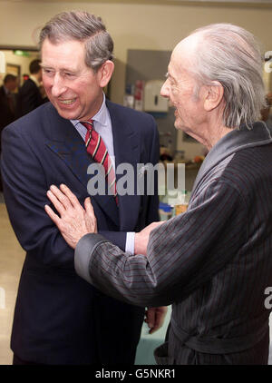 Le Prince de Galles avec l'ancien journaliste Daily Express, les Poole, aujourd'hui patient dans le service de cancer du foie de l'hôpital universitaire, Aintree à Liverpool, lors de sa visite à l'hôpital. Banque D'Images