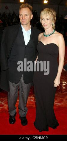 Sting et sa femme Trudie Styler arrivent pour les Orange British Academy film Awards au cinéma Odeon de Leicester Square à Londres. Banque D'Images