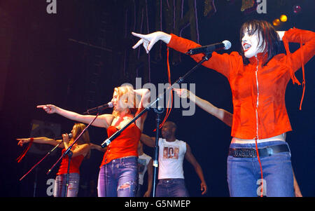 De gauche à droite : les chanteurs Keren Woodward, Sara Dallin et Siobhan Fahey de Bananarama se produisent au 20e anniversaire de GAY à Londres. Banque D'Images