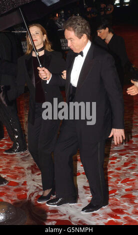 L'acteur AMÉRICAIN Warren Beatty et sa femme Annette Bening arrivent pour les Orange British Academy film Awards au cinéma Odeon de Leicester Square à Londres. Banque D'Images