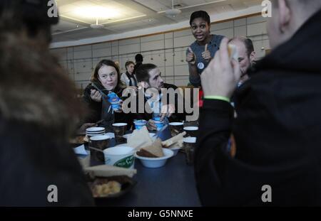 Les clients prennent le petit déjeuner à la crise de cette année à l'abri de Noël dans les docklands de Londres qui, avec huit autres abris dans la capitale, attend plus de 3,000 invités pendant la période de Noël. Banque D'Images