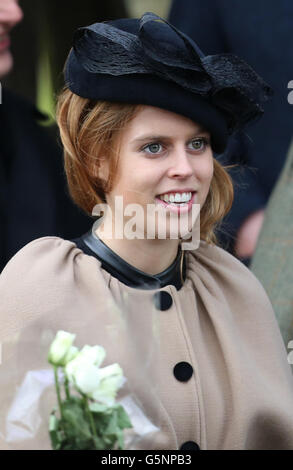 La princesse Beatrice après avoir assisté à l'église St Mary Magdalene, sur le domaine royal de Sandringham, Norfolk pour le service traditionnel de l'église du jour de Noël. Banque D'Images