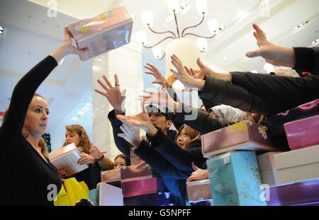 Les acheteurs se bousculent pour trouver des parfums dans le grand magasin Selfridges d'Oxford Street à Londres, où ils ont pris 1.5 millions de livres et d'Acirc lors de la première heure de négociation ce matin. Banque D'Images