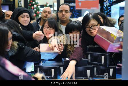 Les acheteurs se bousculent pour trouver des parfums dans le grand magasin Selfridges d'Oxford Street à Londres, où ils ont pris et Acirc; 1.5 millions de livres sterling lors de la première heure de commerce ce matin. Banque D'Images