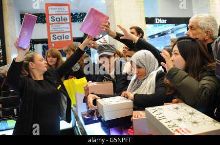 Les acheteurs se bousculent pour trouver des parfums dans le grand magasin Selfridges d'Oxford Street à Londres, où ils ont pris et Acirc; 1.5 millions de livres sterling lors de la première heure de commerce ce matin. Banque D'Images