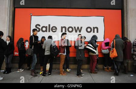 Les clients font la queue pour entrer dans le grand magasin Selfridges d'Oxford Street à Londres, où ils ont pris et Acirc; 1.5 millions de livres sterling lors de la première heure de négociation des ventes d'hiver de cette année. Banque D'Images