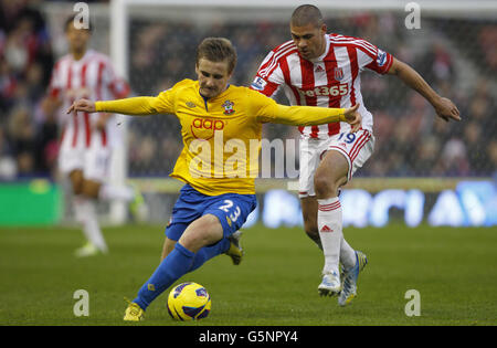 Luke Shaw de Southampton protège le ballon sous la pression de Jonathan Walters de Stoke City pendant le match de la Barclays Premier League au Britannia Stadium, Stoke. Banque D'Images