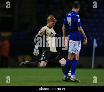 Nikola Zigic Steps de Birmingham City devant Adam Bogdan de Bolton Wanderers alors qu'il est sur le point de lancer le ballon pour gagner sa première carte jaune Banque D'Images