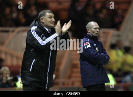 Football - championnat de npower football League - Middlesbrough / Blackpool - Stade Riverside.Le directeur de Blackpool, Michael Appleton, regarde Tony Mowbray, le directeur de Middlesbrough, criait des instructions pendant le match Banque D'Images