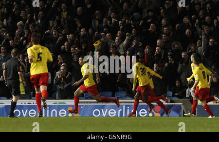 Troy Deeney de Watford (à l'intérieur à gauche) célèbre son but lors du match de championnat de la npower football League au stade AMEX de Brighton. Banque D'Images