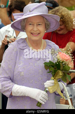 La reine Elizabeth II rencontre les habitants de Roma Street Parkland, Brisbane, Queensland, Australie. Plus de 30,000 personnes se sont rendu pour voir le royal de visite le dernier jour de la visite du Commonwealth du Jubilé d'or de la reine et du prince Philip. * la capitale du Queensland est un cœur des monarchistes dans un pays où la majorité des gens sont probablement républicains. Banque D'Images