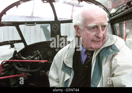 Peter George, 1er officier de l'auxiliaire du transport aérien, est assis dans le poste de pilotage d'un bombardier Lancaster lors des célébrations marquant le 60e anniversaire des missions de l'avion de la 2e Guerre mondiale, au Duxford Air Museum, Cambridgeshire. * les anciens combattants de la RAF ont critiqué l'échec du ministère de la Défense à reconnaître les réalisations du Commandement de l'bombardier, estimant que des médailles de campagne auraient dû être attribuées aux équipages malgré la controverse causée par le nombre de civils tués lors des raids de bombardement sur l'Allemagne, Qui sont considérés comme une contribution vitale à la victoire des alliés. Banque D'Images