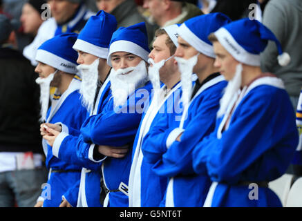 Football - npower football League Championship - Nottingham Forest v Leeds United - City Ground. Les fans de Leeds United vêtus de tenues du Père Noël Banque D'Images