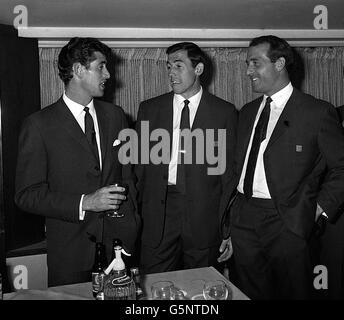 Les trois gardiens de but sont photographiés lorsque l'équipe de la coupe du monde d'Angleterre et les officiels étaient invités d'honneur lors d'un dîner de boxe au Anglo-American Sporting Club, Hilton, Londres. (G-D) Peter Bonetti, Gordon Banks et Ron Springett Banque D'Images