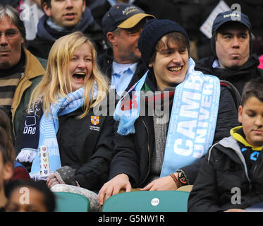 Rugby Union - 2012 Varsity Match - Oxford / Cambridge - Twickenham Stadium.Cambridge fans dans les stands lors du match Oxford Cambridge Varsity au stade de Twickenham, Londres. Banque D'Images