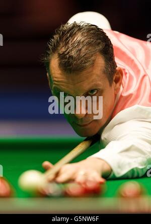 Mark Davis en action contre Matthew Stevens lors des championnats William Hill UK Snooker au York Barbican Center, York. Banque D'Images