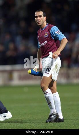 Paolo Di Canio de West Ham se déporte devant la foule après la F.A. Barclaycard Premiership match contre Leicester City à Upton Park. Banque D'Images