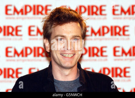 Acteur Ewan McGregor aux Empire film Awards à l'hôtel Dorchester de Londres. 07/04/02: L'acteur a admis pour la première fois ce que les auditoires et les critiques du monde entier ont rapidement saisi au sujet de Star Wars prequel le fantôme menace - c'était un dud. * McGregor a joué le jeune OBI WAN Kenobi dans Star Wars: Épisode I - la menace fantôme, qui n'a pas réussi à impressionner même les adeptes dévoués de la série blockbuster. Il n'a pas arrêté de devenir le troisième film le plus réussi de tous les temps. Dans une interview pour marquer le mois du film britannique de film four, McGregor a dit à www.filmfour.com que le prochain Banque D'Images