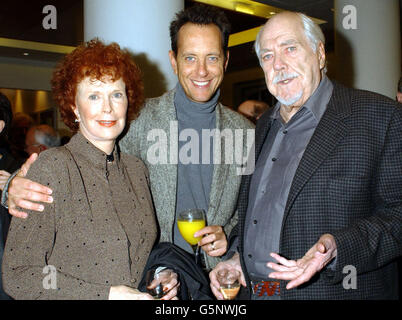 L'acteur Richard E Grant (C) avec le réalisateur américain Robert Altman et sa femme Kathryne lors d'une réception pour la conférence David Lean donnée par Altman, aux bureaux de BAFTA à Piccadilly, Londres. Banque D'Images