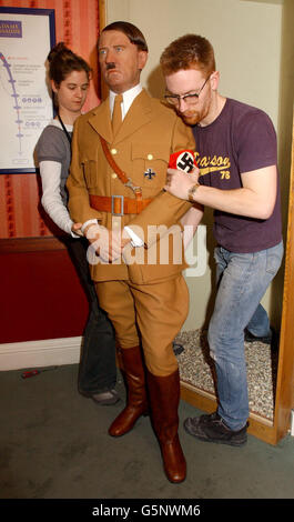 Sarah Williamson (à gauche) et Roger MacKay, les ouvriers de Madame Tussaud, retirent après soixante ans la cire d'Adolf Hitler de sa vitrine en verre pour le ramener face à face avec sa nemesis Winston Churchill à Madame Tussaud à Londres. * Hitler a été présenté pour la première fois dans l'attraction quand il est devenu chef d'État en 1933. Banque D'Images