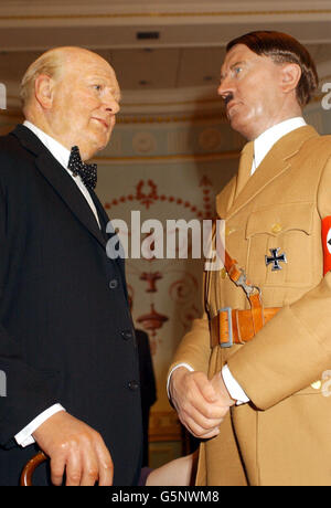 La cire d'Adolf Hitler est retirée de son étui en verre après soixante ans pour le ramener face à face avec sa nemesis Winston Churchill à Madame Tussaud à Londres. Hitler a été présenté pour la première fois dans l'attraction quand il est devenu chef d'État en 1933. Banque D'Images