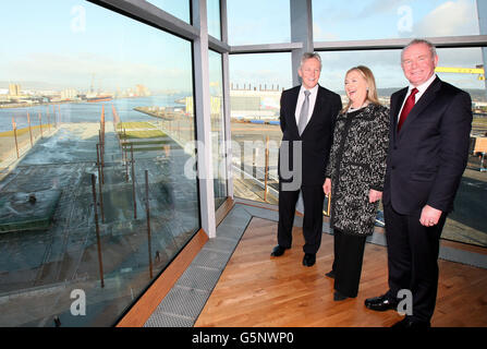 La secrétaire D'État AMÉRICAINE Hilary Clinton, avec les premiers ministres d'Irlande du Nord et vice-premiers ministres, Peter Robinson (à gauche) et Martin McGuinness, au Titanic Belfast, donne sur le chantier naval où Titanic a été construit dans le cadre de son voyage de quatre jours en Europe. Banque D'Images