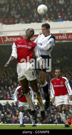 Patrick Vieira d'Arsenal et Jamie Carragher de Liverpool pendant la F.A. AXA Coupe quatrième match rond entre Arsenal et Liverpool à Highbury. Banque D'Images