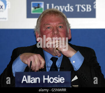 Allan Hosie, président du comité des 6 nations, parle de sa déception à l'égard des joueurs qui n'ont pas participé au lancement du tournoi Lloyds TSB six Nations au Stoke Park Club. Banque D'Images