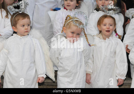 Les enfants de la pépinière St Josephs participent à un service de chants de noël au Mansion House à Dublin, lors du lancement de l'IFA Live Crib à l'aide du Mansion House Fuel Fund. Banque D'Images