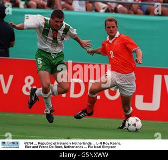 4/7/94 ... République d'Irlande contre pays-Bas ... L-R Roy Keane, Eire et Franc de Boer, pays-Bas Banque D'Images