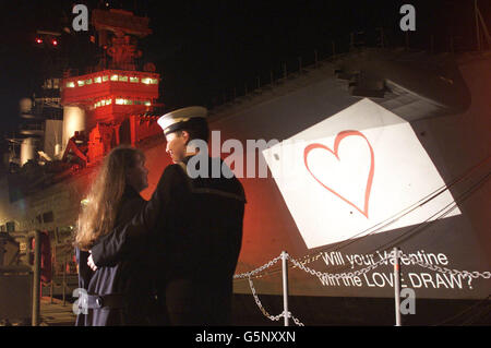 Le Royal Mail lance son Sentier Love Draw au chantier naval de Portsmouth avec l'aide du porte-avions de la Marine royale HMS Ark Royal. Les clients qui tirent un cœur sur le dos d'un colis ou d'une lettre sont inscrits au tirage au sort * avec la chance de gagner une paire de Jaguar XK8 convertibles, ainsi que de nombreux autres prix tels que des vacances à la Barbade, des bouteilles de champagne, bons restaurant et excursions en montgolfière. Le tirage est ouvert jusqu'en février 13 à tous les résidents britanniques de plus de 16 ans. PA photo: Chris Ison. Banque D'Images