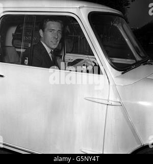 Le comte de Snowdon, dont l'épouse, la princesse Margaret, a donné naissance à un bébé de 6 lb 4oz (Viscount Linley), est photographié en quittant Clarence House, Londres, dans un mini blanc. Banque D'Images