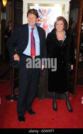 John Madejski et Cilla Black arrivant pour la nuit de la presse de Viva Forever au Piccadilly Theatre, Denman Street, Londres. Banque D'Images