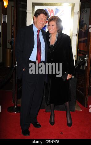 John Madejski et Cilla Black arrivant pour la nuit de la presse de Viva Forever au Piccadilly Theatre, Denman Street, Londres. Banque D'Images