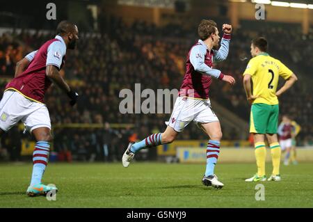 Brett Holman (au centre) d'Aston Villa célèbre ses premières équipes But du jeu avec le coéquipier Darren Bent (à gauche) comme Russell Martin (à droite) de Norwich City a l'air abattu Banque D'Images