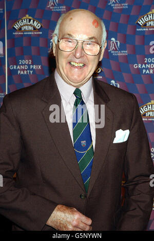 Murray Walker, ancien commentateur des courses automobiles, lors du Grand Prix Party de 2002 au Royal Albert Hall de Londres. La fête est le lève-rideau de la saison de Formule 1 qui réunit les étoiles à l'aide de la Fondation cerveau et colonne vertébrale. Banque D'Images