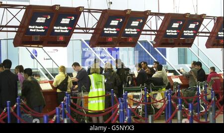 Passingers Check in Heathrow Airport terminal 4 après l'annonce par BA de milliers de pertes d'emplois. 16/08/04: Les dirigeants syndicaux se rencontreront pour décider s'ils doivent fixer des dates de grève dans le cadre d'un conflit de rémunération avec British Airways qui menacerait le chaos pour les voyageurs le mois prochain. Les délégués syndicaux de la GMB rencontreront les responsables nationaux pour décider de leur prochaine décision après un vote de 53% en faveur de l'action industrielle des membres du syndicat de la compagnie aérienne qui travaillent principalement comme personnel d'enregistrement dans les aéroports dont Heathrow et Gatwick. Banque D'Images