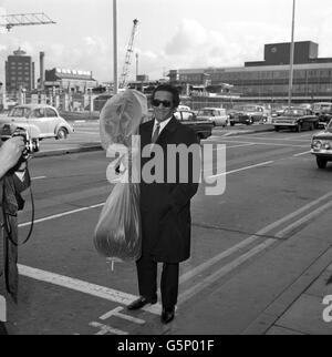 Divertissement - musicien indien Ravi Shankar arrive l'aéroport d'Heathrow à Londres Banque D'Images