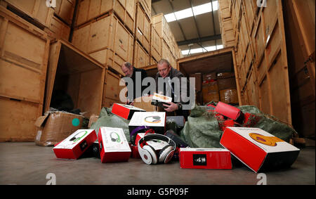 Produits de contrefaçon saisis Banque D'Images