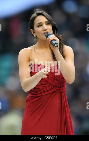 Rugby Union - QBE International - Angleterre / Nouvelle-Zélande - Twickenham. Laura Wright chante avant le match Banque D'Images