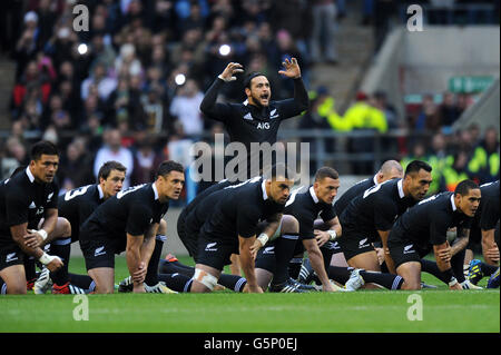 Rugby Union - QBE International - Angleterre / Nouvelle-Zélande - Twickenham.Piri Weepu (centre) de Nouvelle-Zélande mène le Haka contre l'Angleterre Banque D'Images