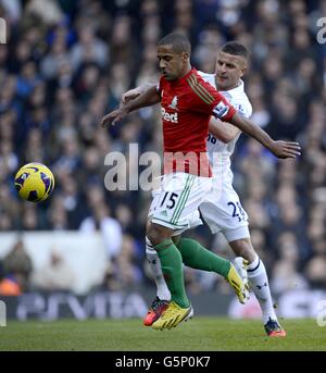 Football - Barclays Premier League - Tottenham Hotspur v Swansea City - White Hart Lane.Wayne Routledge (à gauche) de Swansea City et Kyle Walker de Tottenham Hotspur se battent pour le ballon Banque D'Images