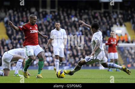 Football - Barclays Premier League - Tottenham Hotspur v Swansea City - White Hart Lane.Wayne Routledge de Swansea City (à gauche) et Kyle Naughton de Tottenham Hotspur pour la bataille du ballon Banque D'Images