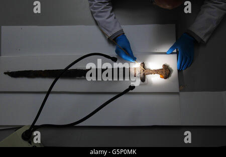 Le Dr Paul Mullarkey, du Département de la conservation du Musée national d'Irlande, Collins Barracks, Dublin, inspecte une épée viking découverte récemment avec d'autres objets dans une tourbière près de la rivière Shannon in Co. Offaly et actuellement en cours de conservation par des experts du Musée. Banque D'Images