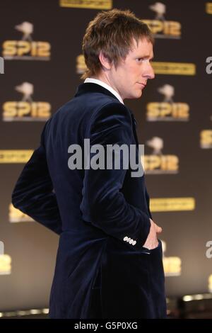 Bradley Wiggins arrive pour les Sports Personality of the Year Awards 2012, à l'Excel Arena de Londres. Banque D'Images