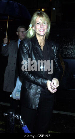 Le présentateur de télévision Ulrika Jonsson arrive à la boutique Emporio Armani de Giorgio Armani, New Bond Street, Londres pour une soirée de lancement. Banque D'Images